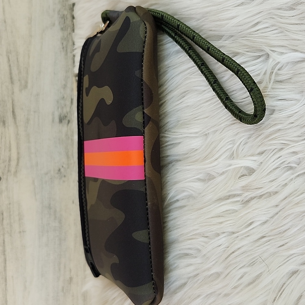 HAUTE SHORE GREYSON NEOPRENE CAMO WRISTLET - Picture 5 of 7